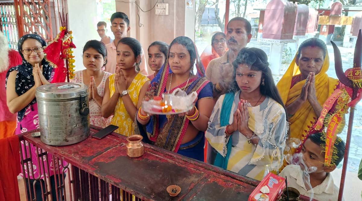 मंदिर परिसरों में घंटा घड़ियाल व शंख की गूंजती रही ध्वनि