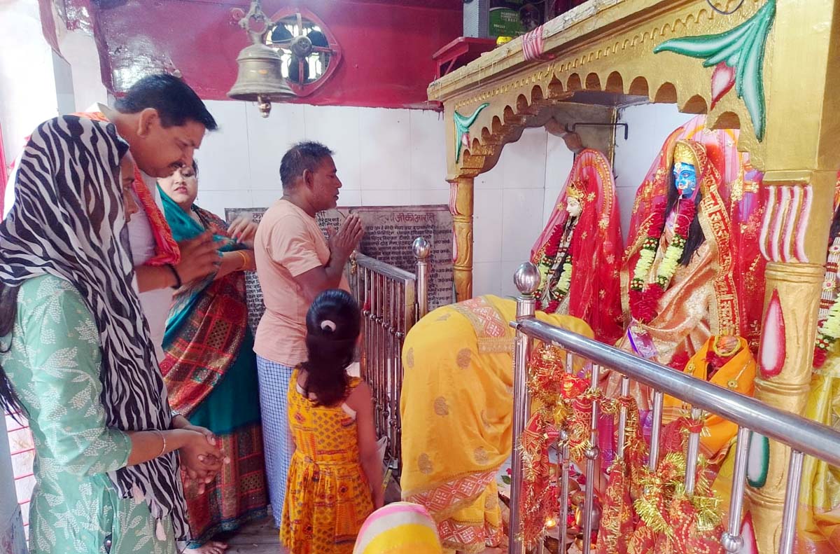 भोर पहर से घरों व मंदिरों में गूंजती देवी मइया की जयकार