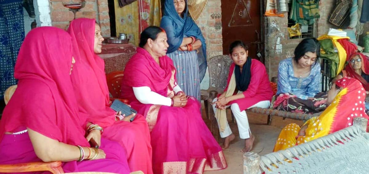 मृतक बीएलओ के परिवार से मिला गुलाबी गैंग लोकतांत्रिक