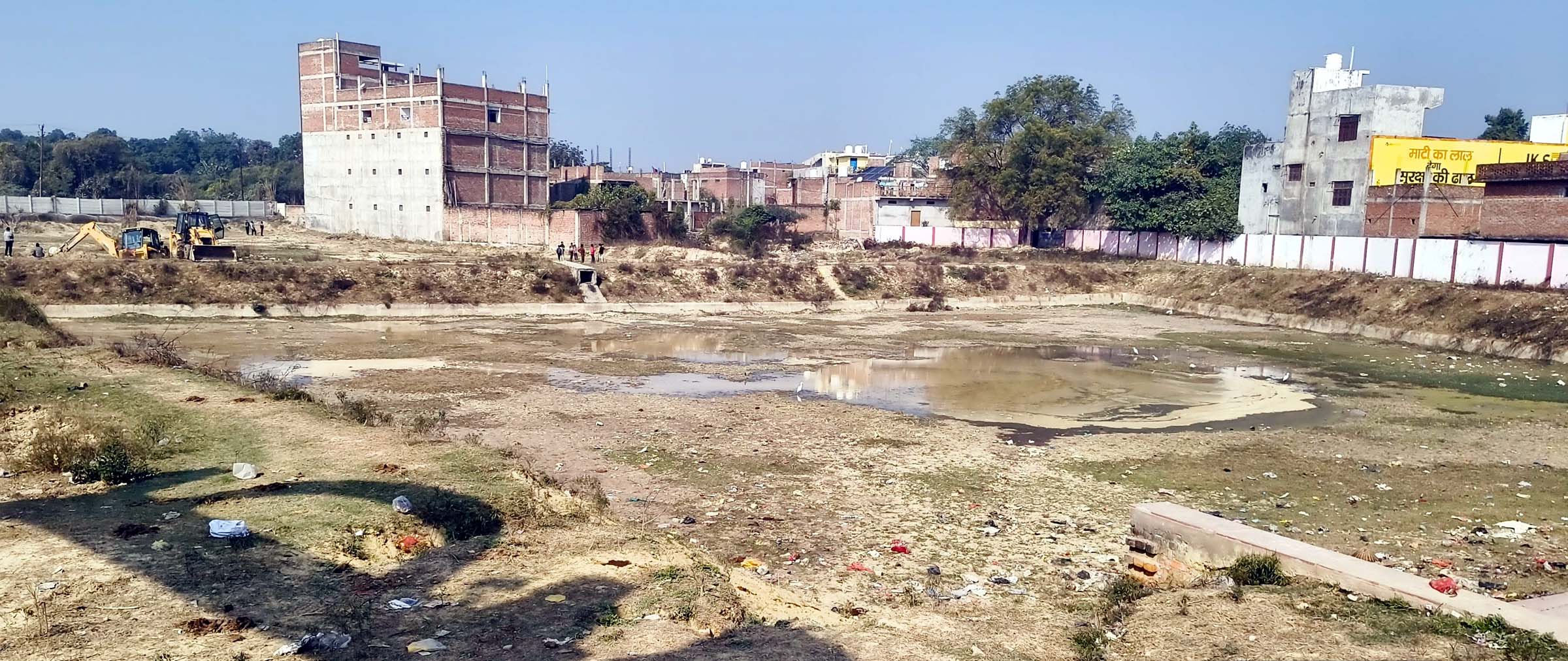 बिना रोक-टोक लग रहे सबमर्सिबल पंप, सड़कों पर बहाया जा रहा पानी