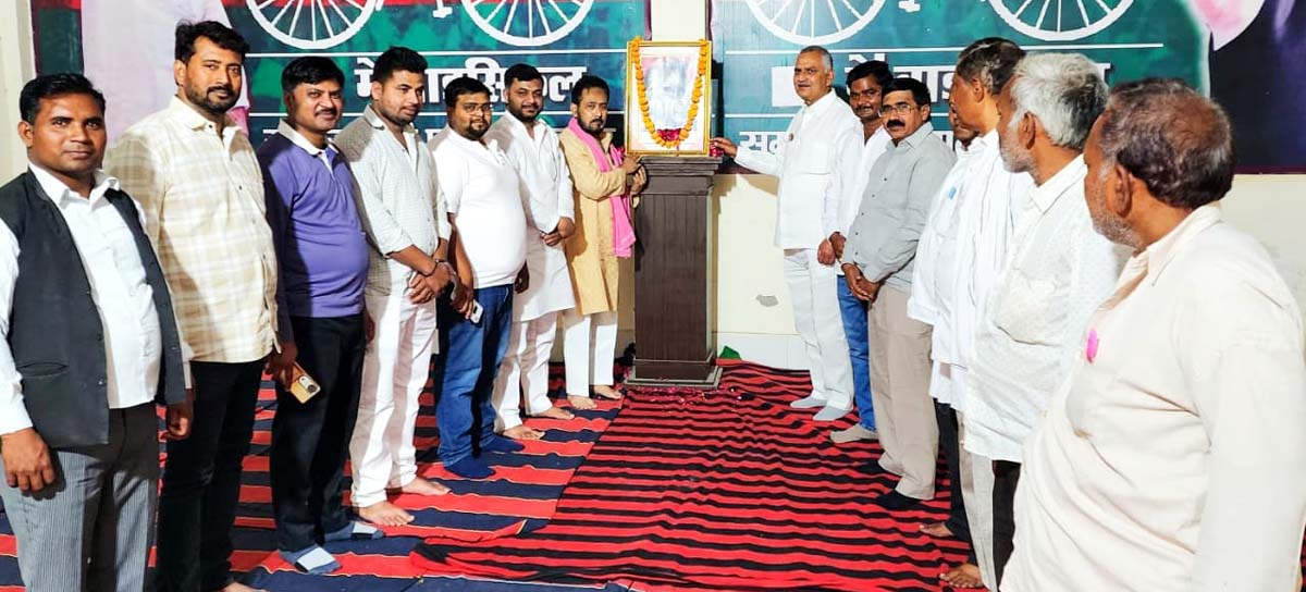 सपाईयों ने डा0 राममनोहर लोहिया की मनाई जयंती, व्यक्तित्व पर डाला प्रकाश