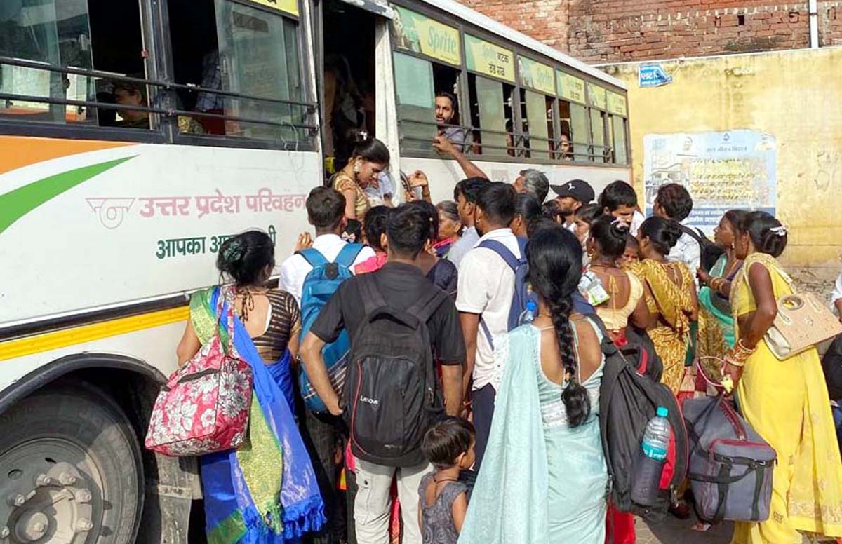 निजी साधनों के साथ ही प्राइवेट वाहन बुक कर हो रही घर वापसी