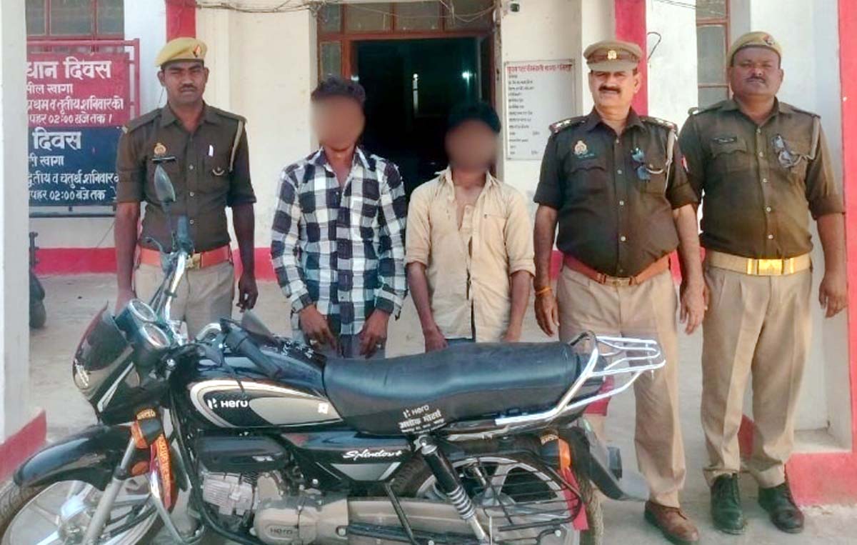 खागा पुलिस के हत्थे चढ़े दो शातिर बकरी चोर, बकरियां व बाइक बरामद