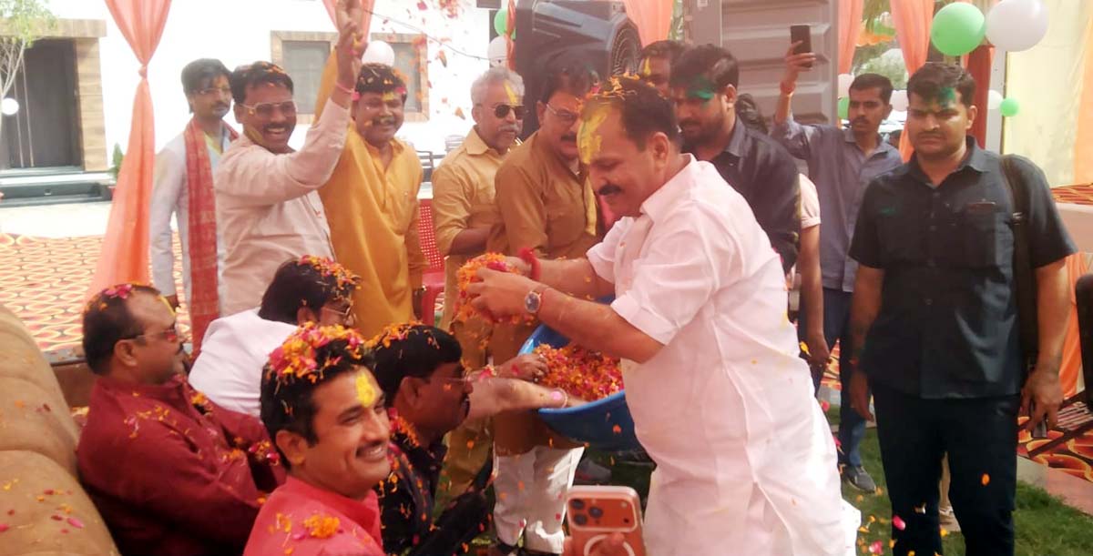  होली मिलन समारोह में अबीर-गुलाल के साथ गूंजे फागुन गीत