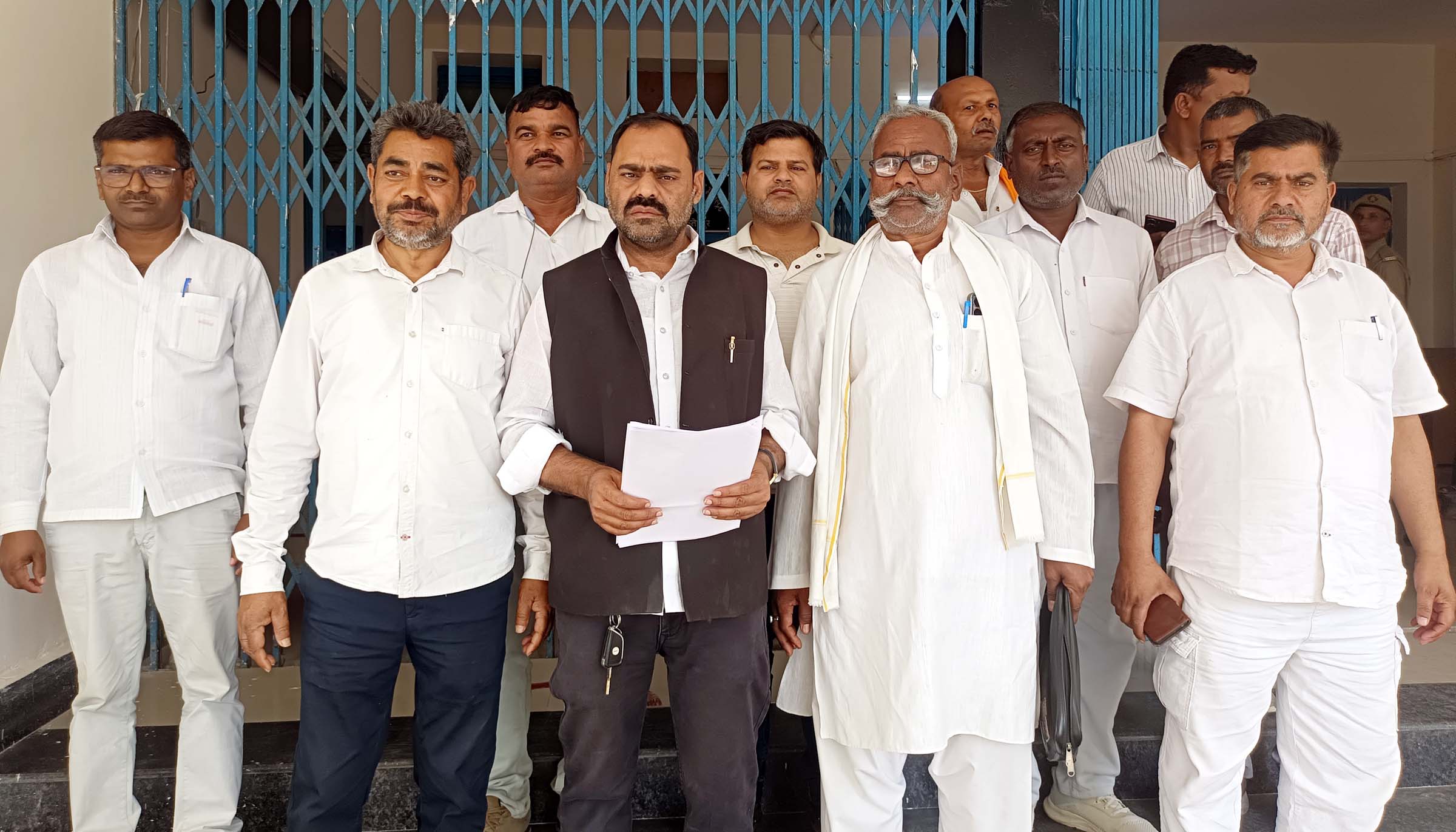 हथगाम बीडीओ के खिलाफ डीएम को सौंपा ज्ञापन,अनियमितता का आरोप