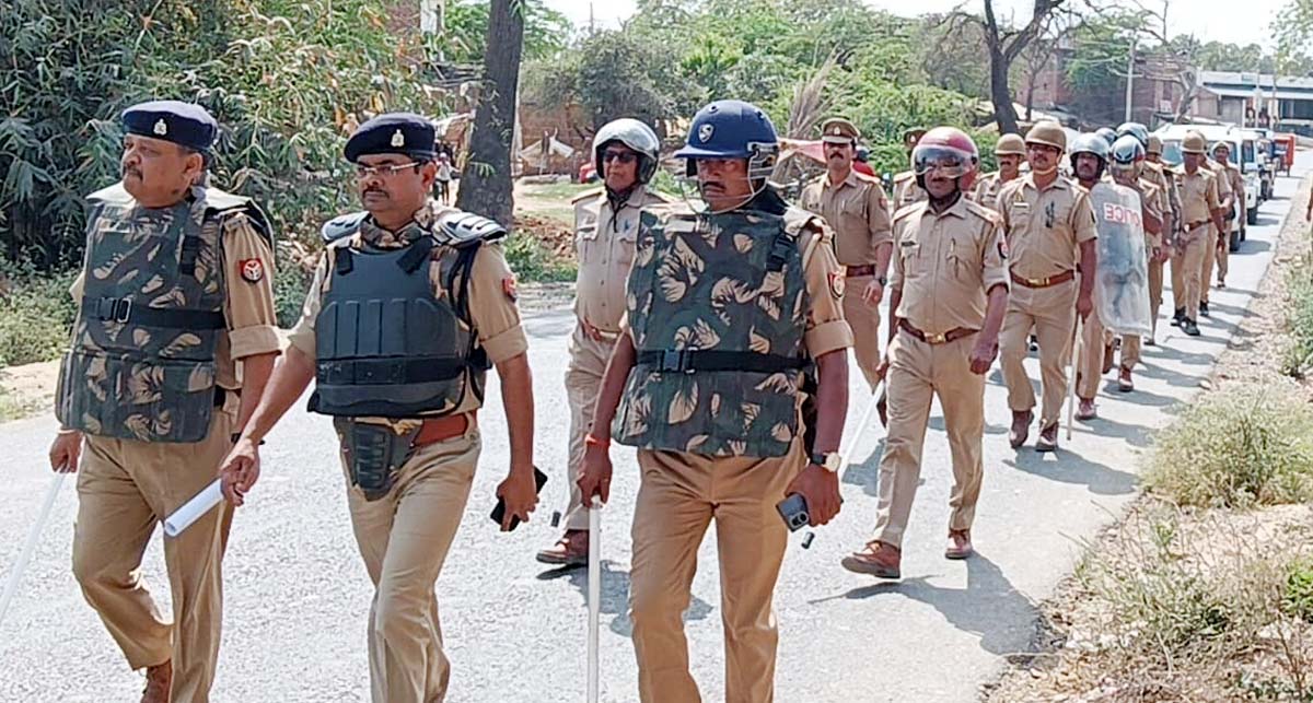 कई थाना क्षेत्रों के मिश्रित आबादी वाले क्षेत्रों में किया पैदल मार्च