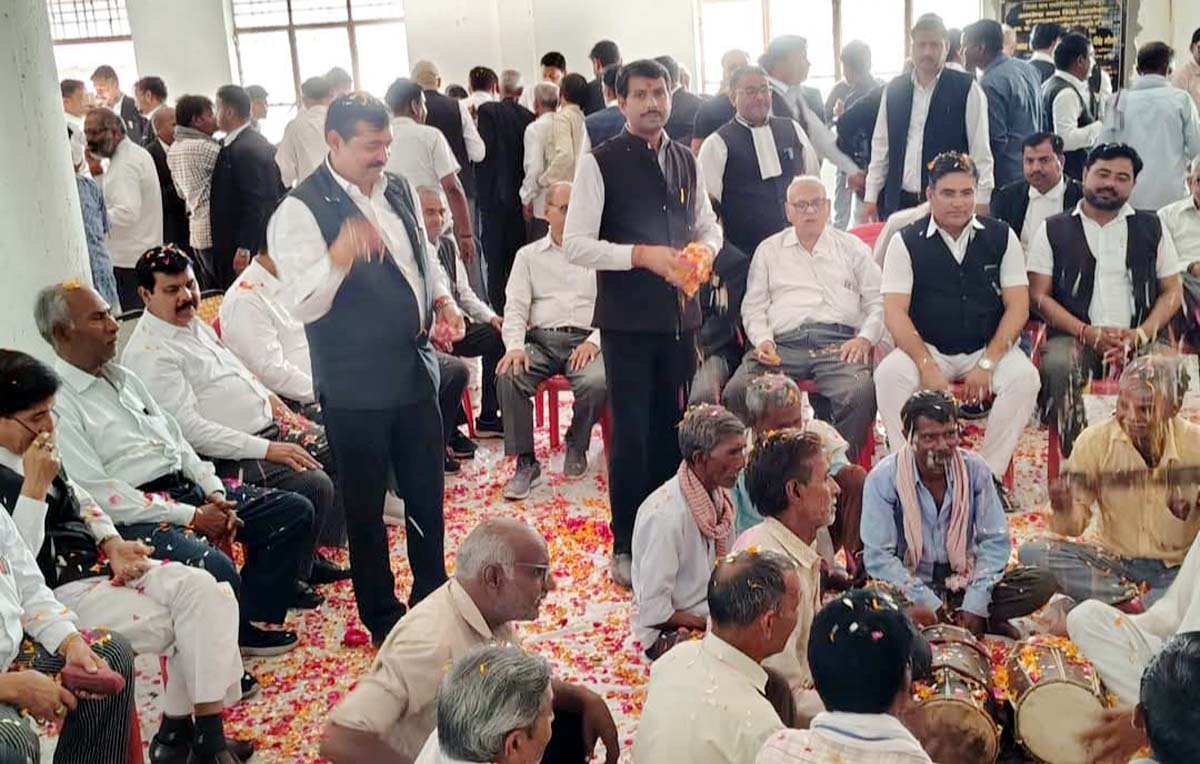 आदर्श अधिवक्ता संगठन के प्रत्याशियों ने कराया होली मिलन