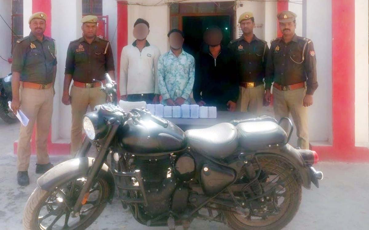 तीन आरोपी बुलेट व माल सहित गिरफ्तार, छिनैती कांड का खुलासा