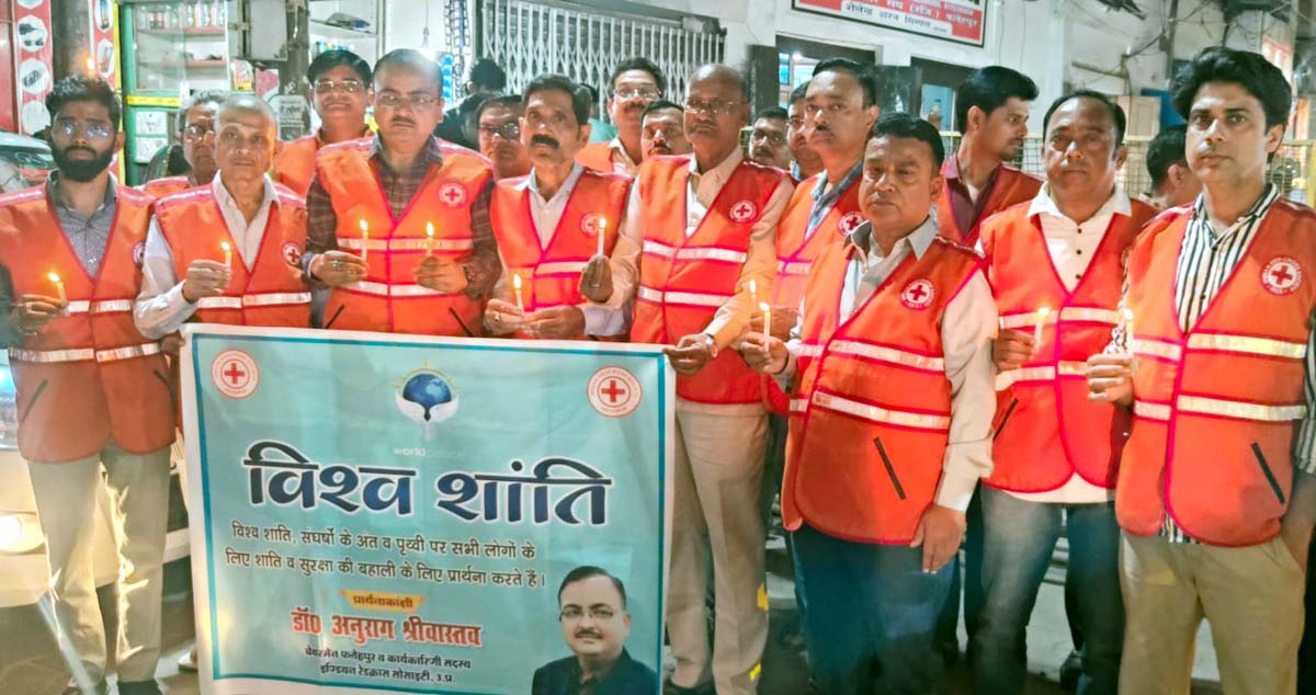 युद्ध समाप्ति व विश्व शांति हेतु मोमबत्तियां जलाकर की प्रार्थना