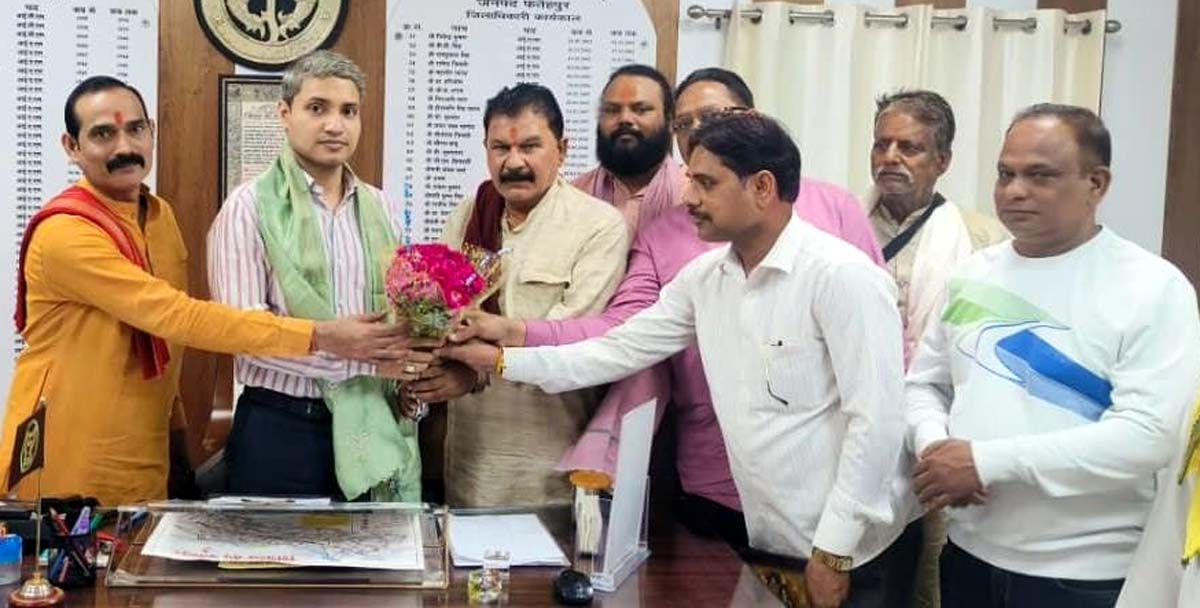 मांग पूरी होने पर बुके भेंटकर किया सम्मानित,व्यापार मंडल की शहर कमेटी