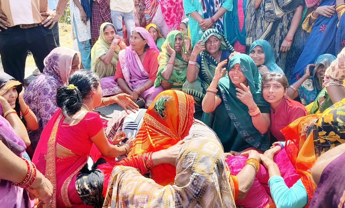 सपोर्टिंग तारों से वाहन टकराने से टूट गए एचटी लाइन के खंभे