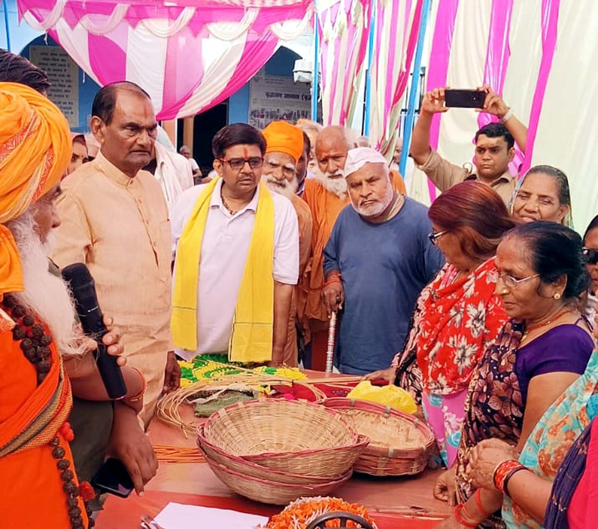 वृद्धाश्रम में रोजगार की पहल, बुजुर्ग बने आत्मनिर्भर