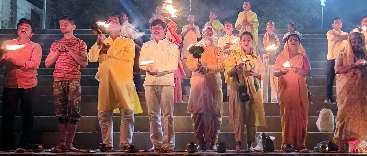 ओमघाट गंगा आरती कर भक्तों ने किया दीपदान