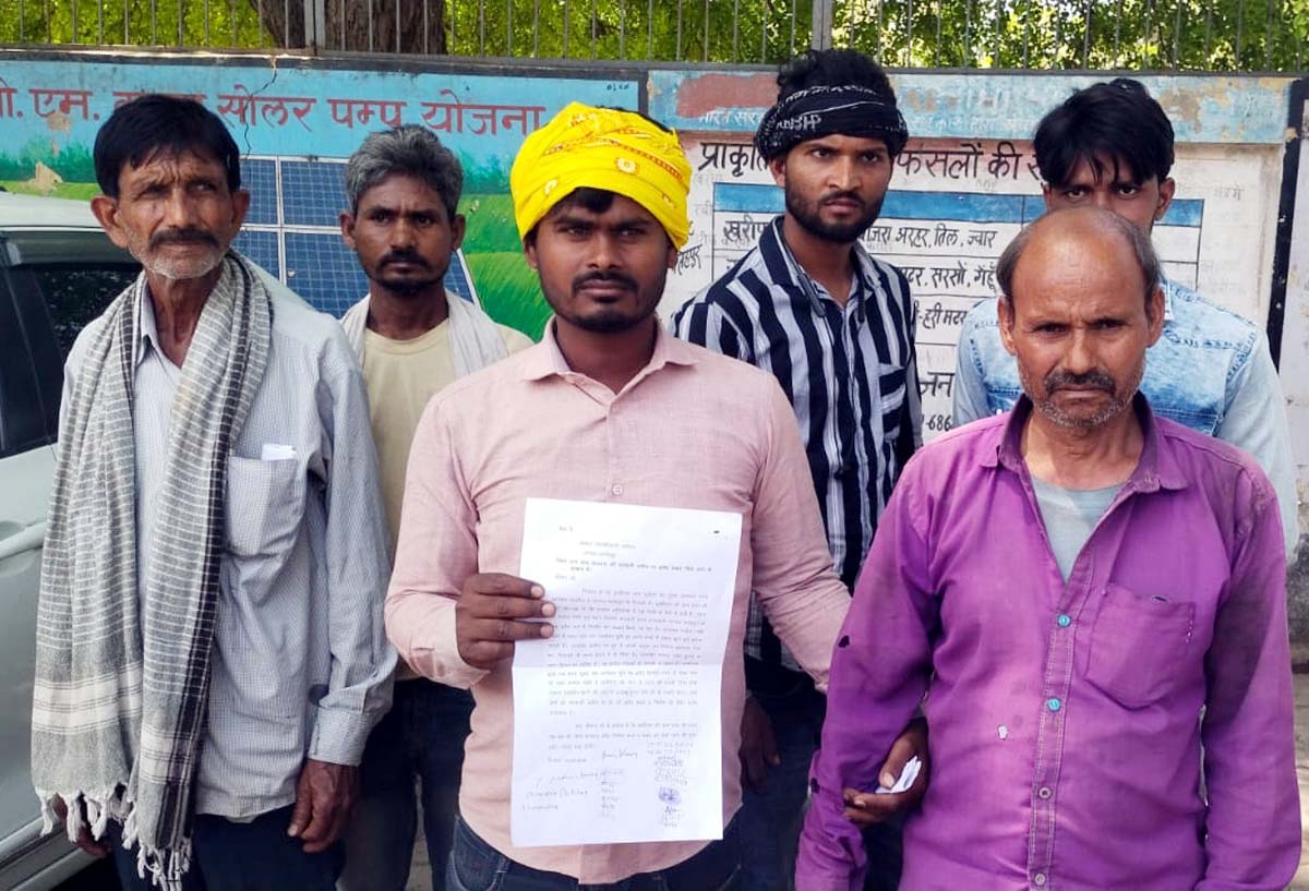 सरकारी जमीन पर हो रहे निर्माण पर रोक लगाने के लिए डीएम से लगाई गुहार