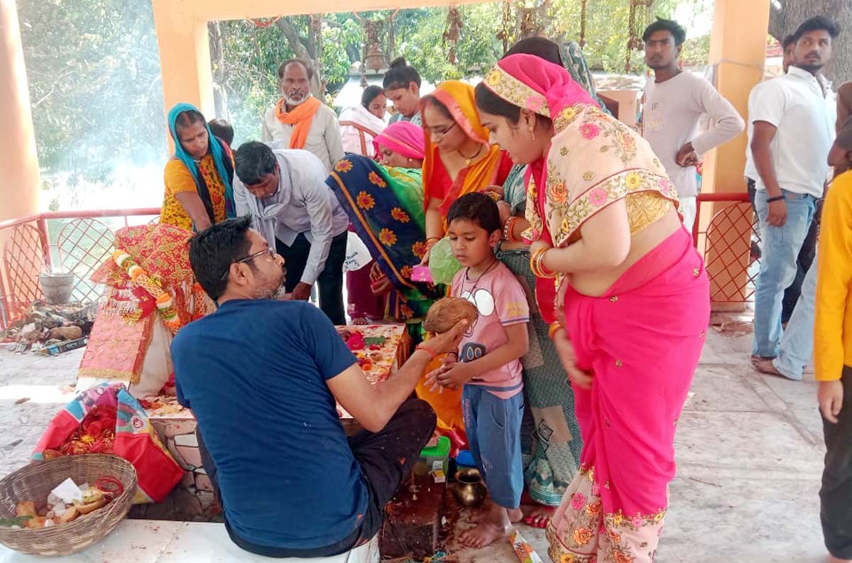 वार्षिक मेले में दूर-दूर के गांवों से आते लोग, मन्नते पूरी होने पर चढ़ाते हैं फरहरा