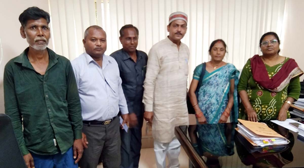 प्रेरक प्रतिनिधि मंडल ने डिप्टी डायरेक्टर से की भेंट, मांगा न्याय