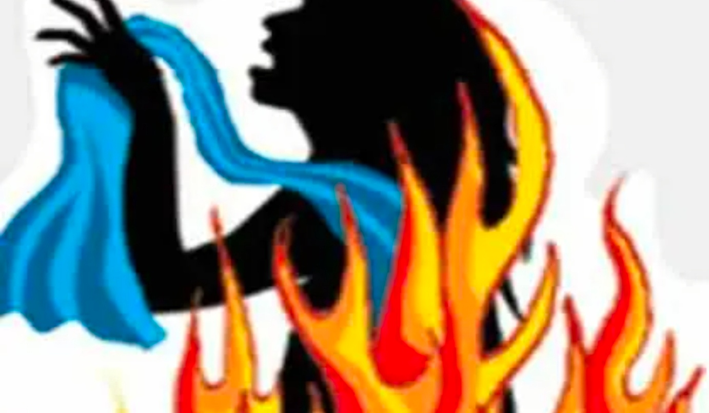 आग से दम्पत्ति सहित पुत्र झुलसा