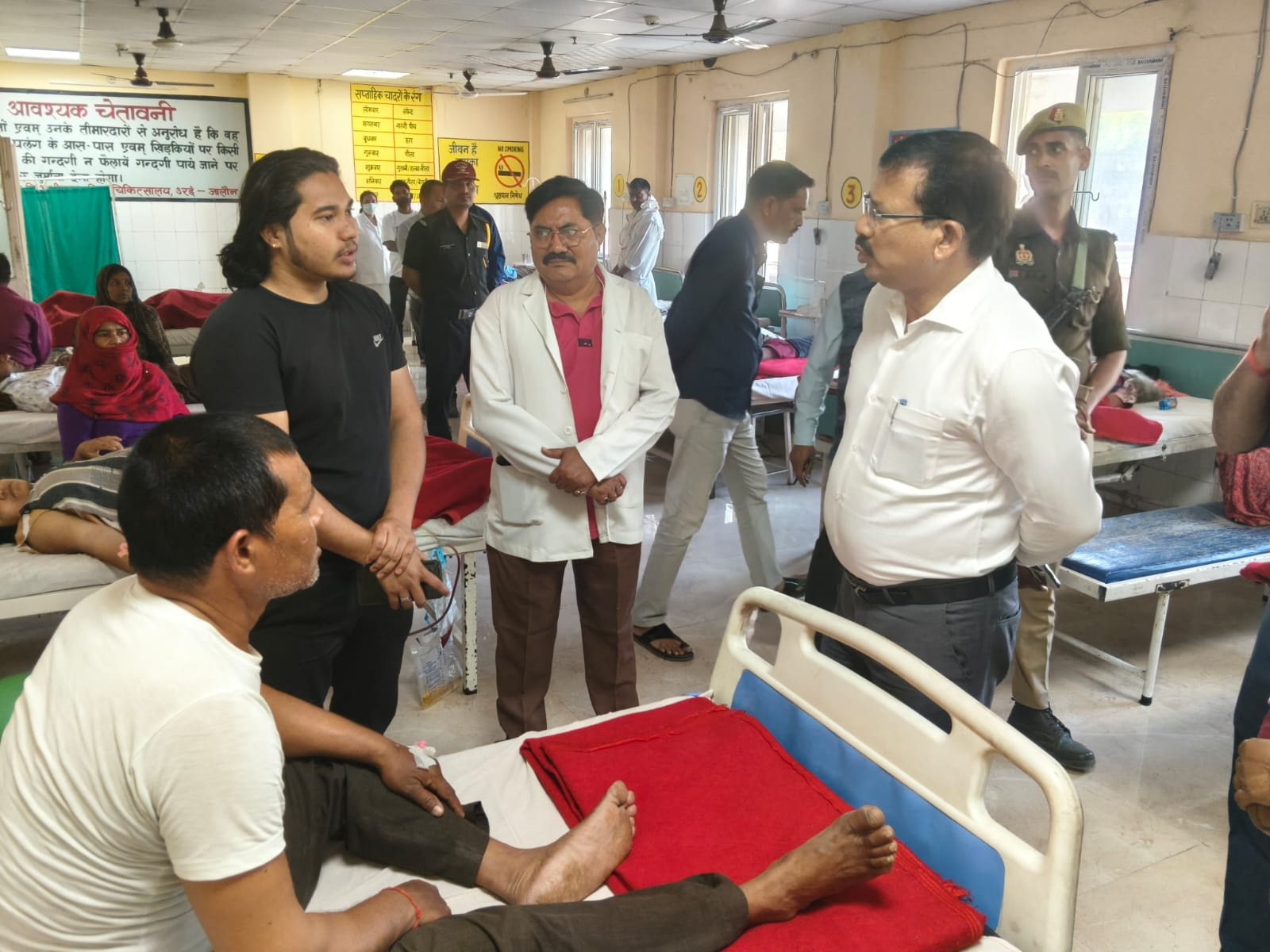 जिलाधिकारी ने जिला पुरुष चिकित्सालय का किया औचक निरीक्षण