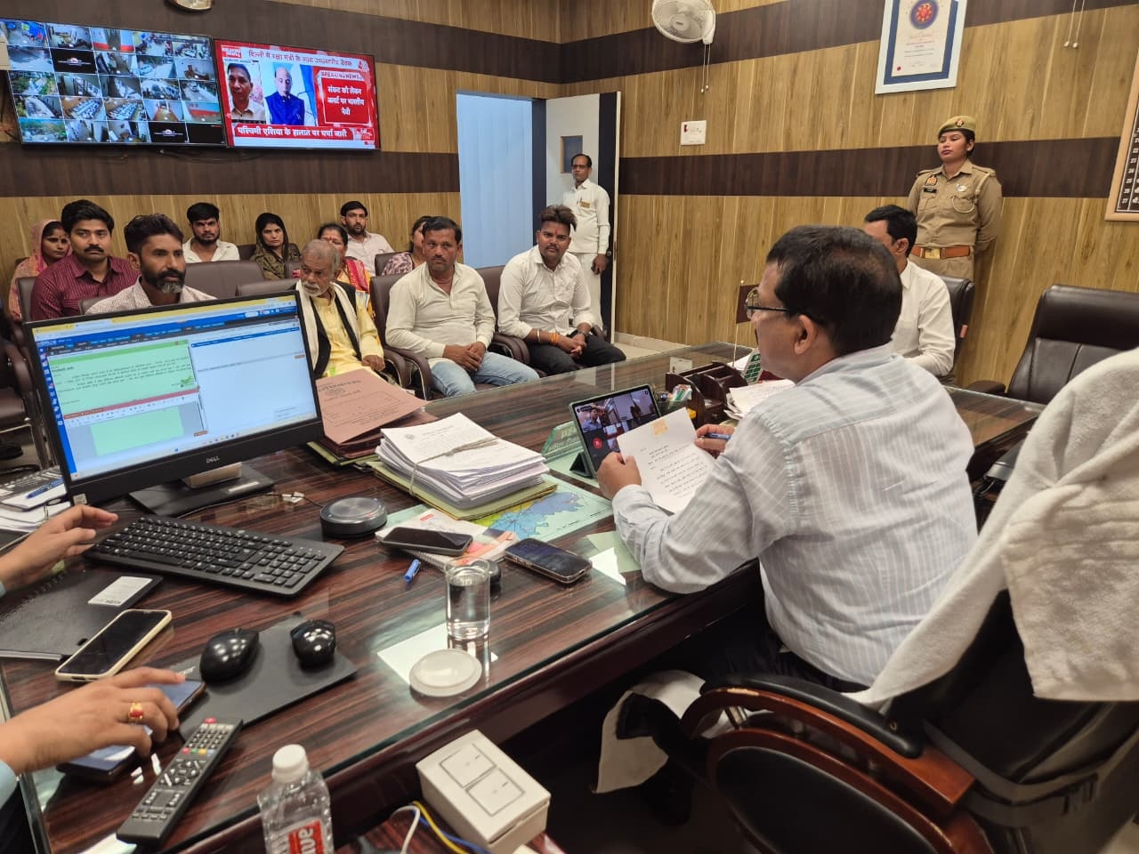 जनसुनवाई में डीएम सख्त, बोले, शिकायतकर्ता की संतुष्टि ही असली पैमाना