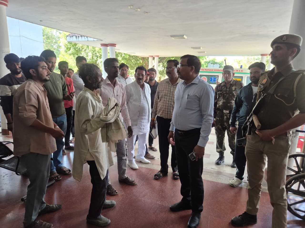 होली पर स्वास्थ्य सेवाओं की तैयारियों का डीएम ने लिया जायजा