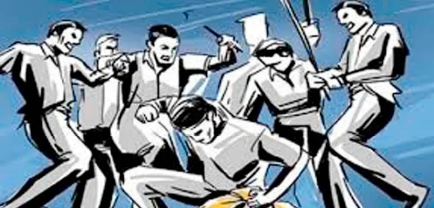 दबंगो ने घर में घुस कर महिलाओं को लात घूसों से बुरी तरह पीटा