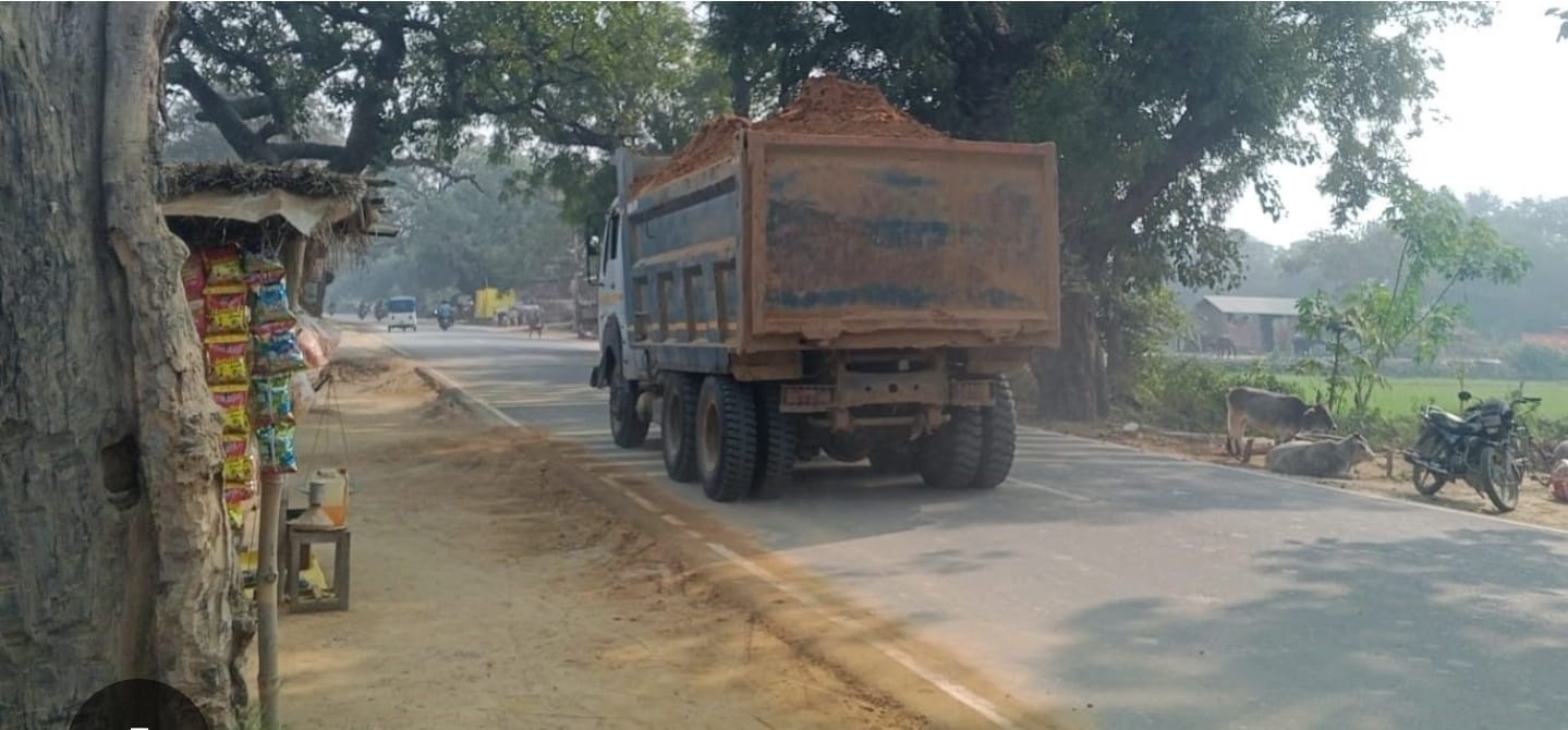 ओवरलोड डंपरों से थरियांव तिराहे पर लगता जाम, राहगीर रहे परेशान