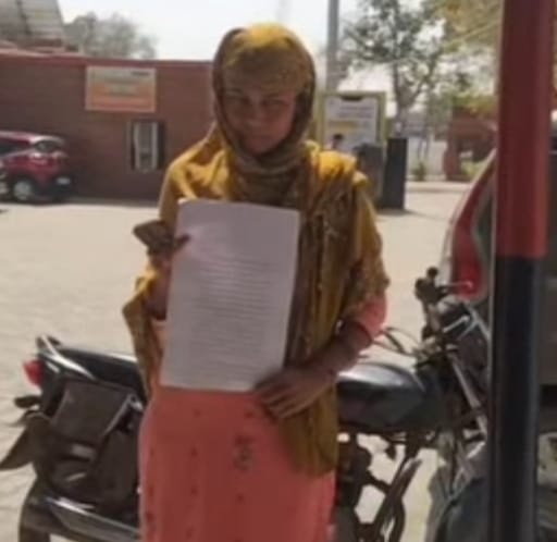 बस में मारपीट के बाद महिला को रात में उतारा, तीन साल का बेटा छीनने का आरोप