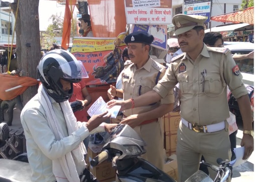 यातायात जागरूकता कार्यक्रम के तहत शहीद भगत सिंह चौराहे पर हेलमेट वितरण