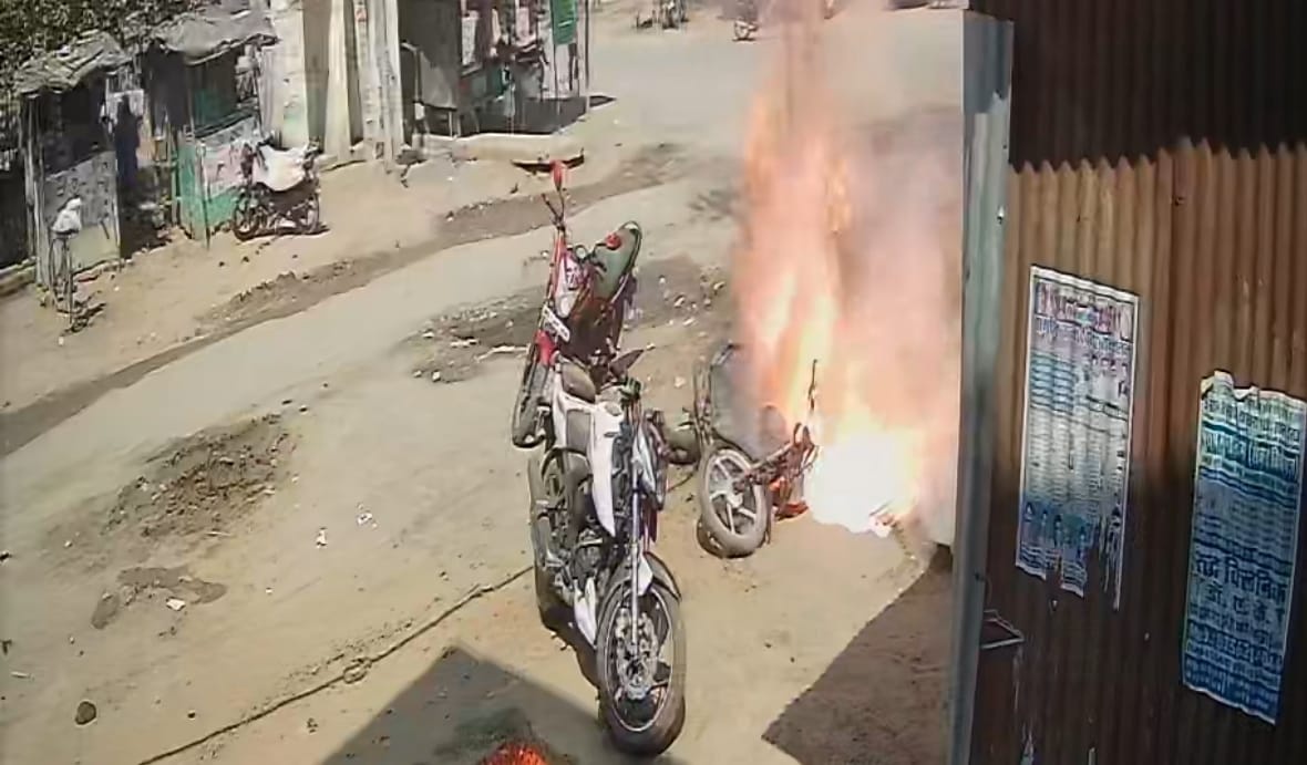 11 हजार लाइन टूटने से बाइक में लगी आग, बड़ा हादसा टला