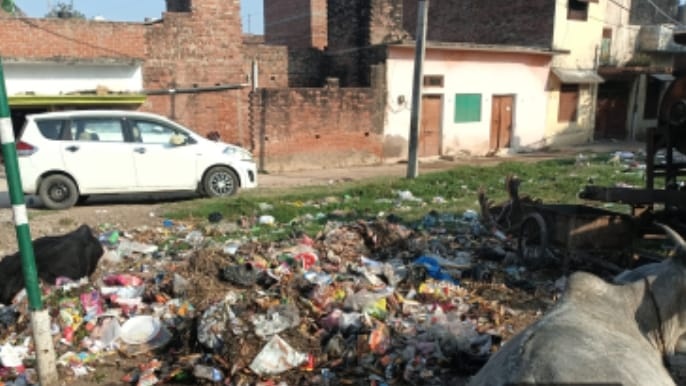 कदौरा में गंदगी का अंबार, नाले जाम,स्वच्छता दावों की खुली पोल