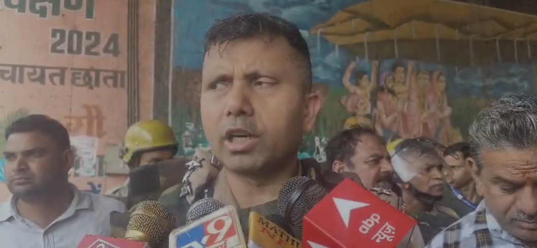  मथुरा में बाबा की मौत के बाद बवाल, पुलिस पर पथराव—हाइवे जाम