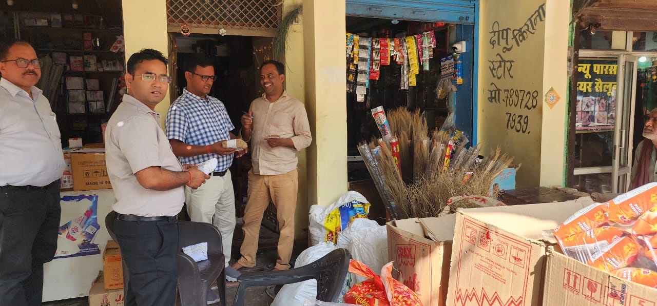 नवरात्र से पहले खाद्य विभाग की छापेमारी, कई दुकानों से नमूने लिए