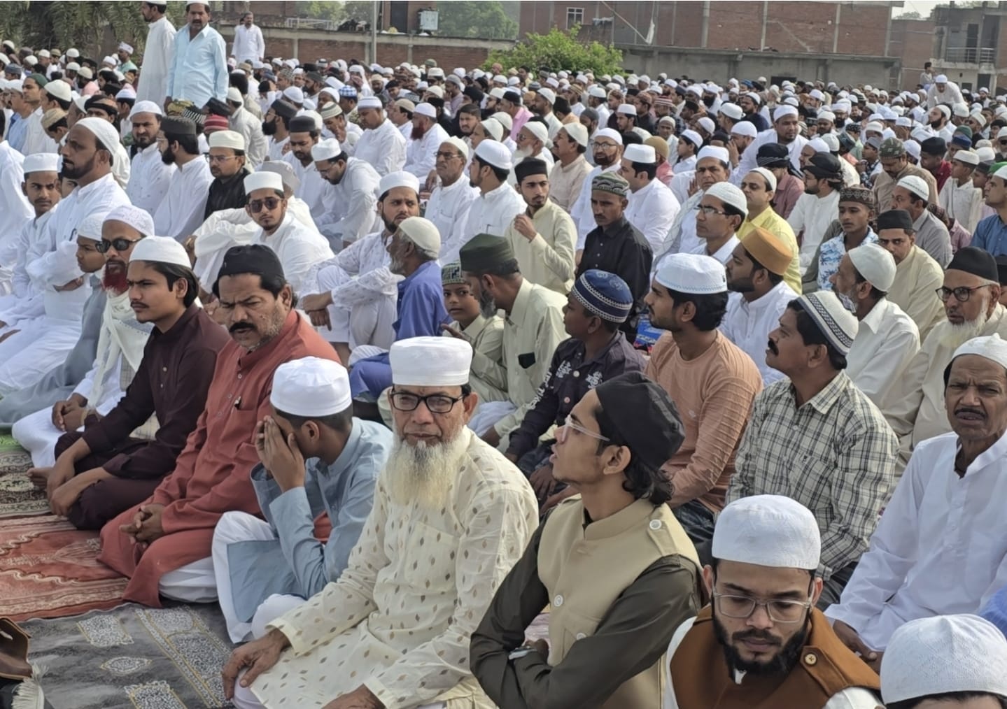 जनपद में धूमधाम से मनाया ईदुल फित्र का पर्व, नमाज अदा कर मांगी दुआएं