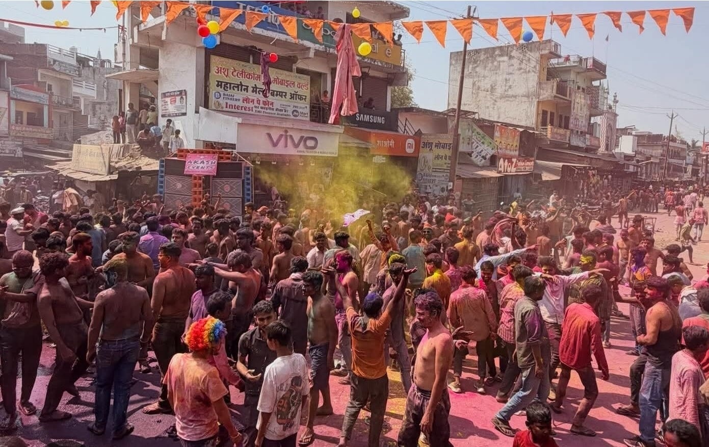 रंगों से सराबोर रही होली, गीतों पर थिरके युवा, होली खेले रघुवीरा