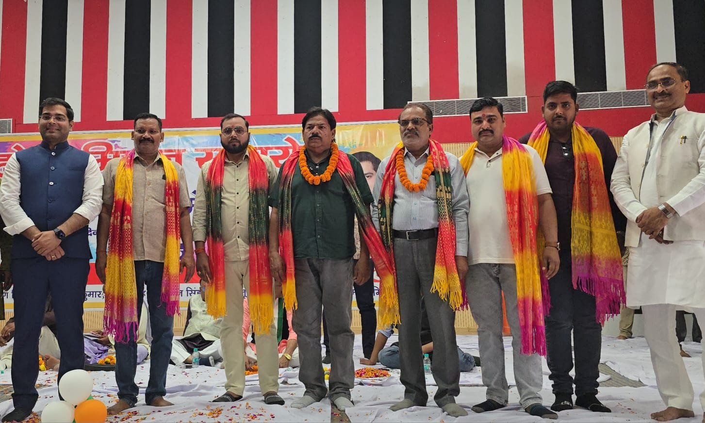 कवियों ने रचनाएं प्रस्तुत कर जनसमूह को किया मंत्रमुग्ध