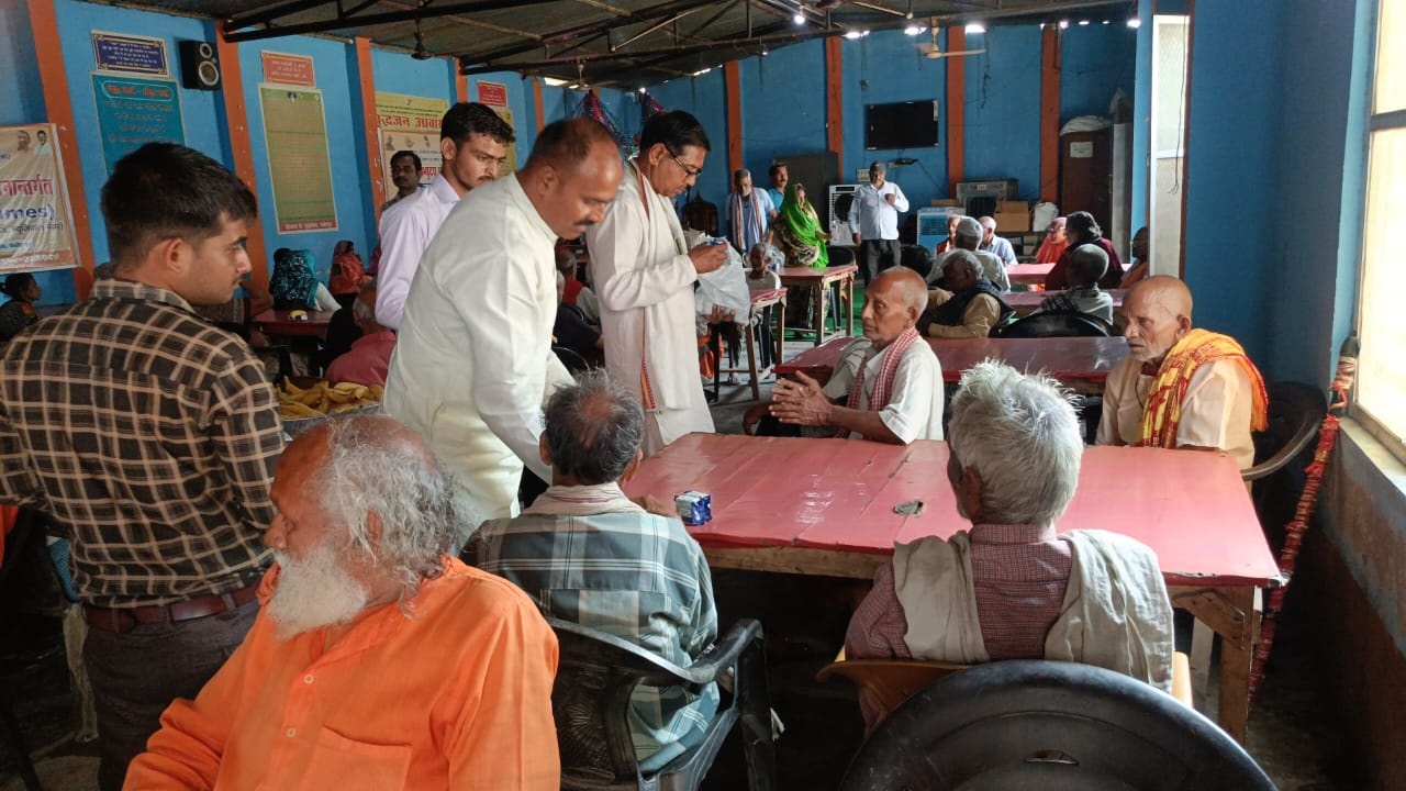 भाजपा पिछड़ा मोर्चा के जिला उपाध्यक्ष ने वृद्धजनों को बांटे फल