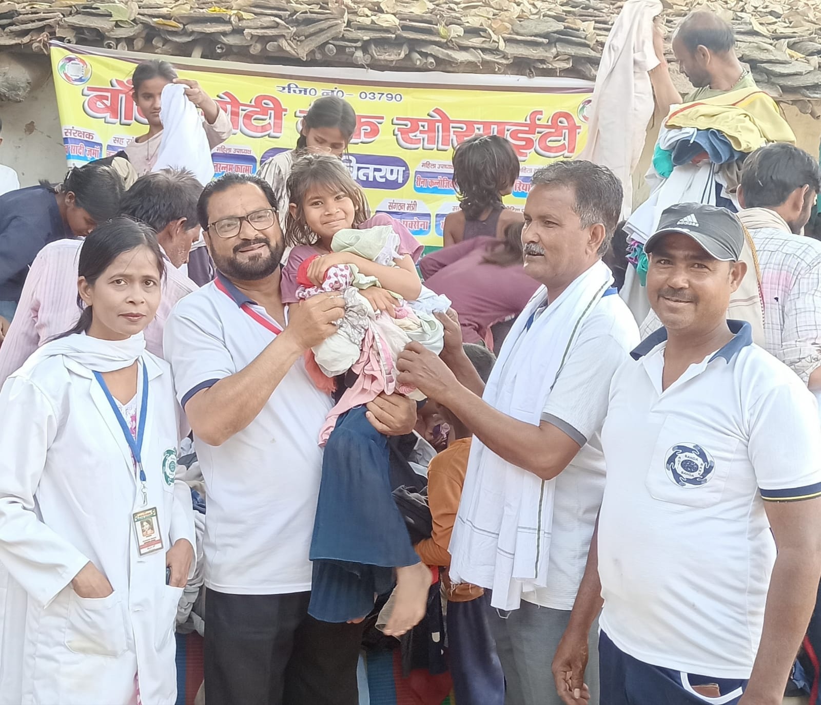 बाँदा रोटी बैंक टीम ने जरूरतमंदों को किया वृहद कपड़ा आदि का वितरण