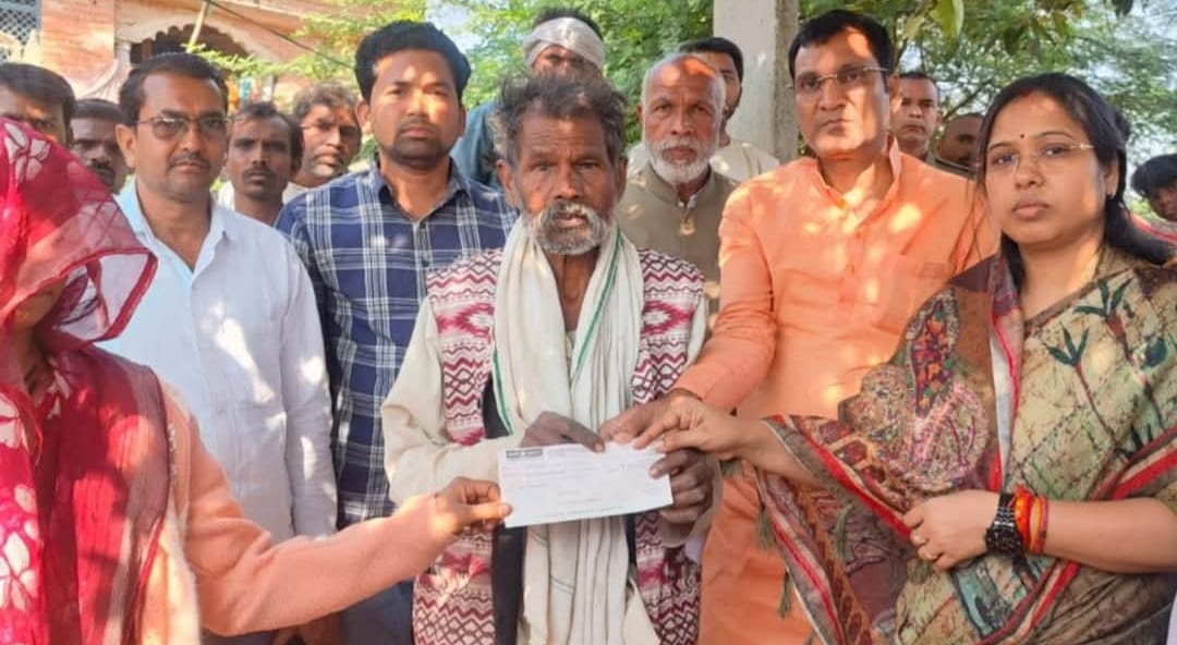 हादसे में युवक की मौत, मनीषा अनुरागी ने परिजनों को दी 2 लाख की सहायता