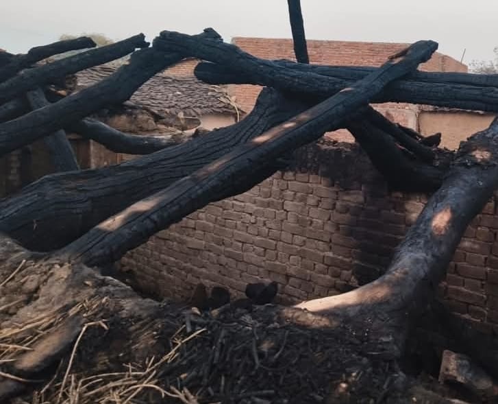 लगी भीषण आग, तीन परिवारों की गृहस्थी जलकर राख, लाखों का नुकसान  