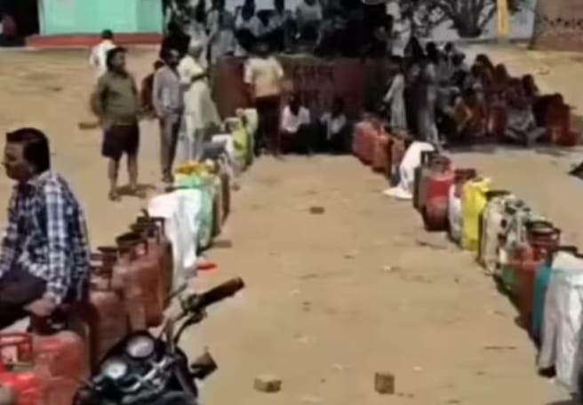 मोदहा में गैस सिलेंडर के लिए लंबी कतारें, सुबह से ही उपभोक्ताओं की भीड़