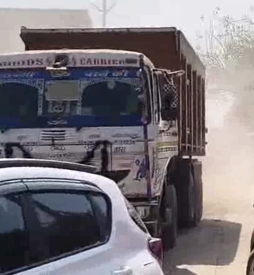  ओवरलोड ट्रक का टायर फटने से बड़ा हादसा, ई-रिक्शा सवार आधा दर्जन लोग घायल