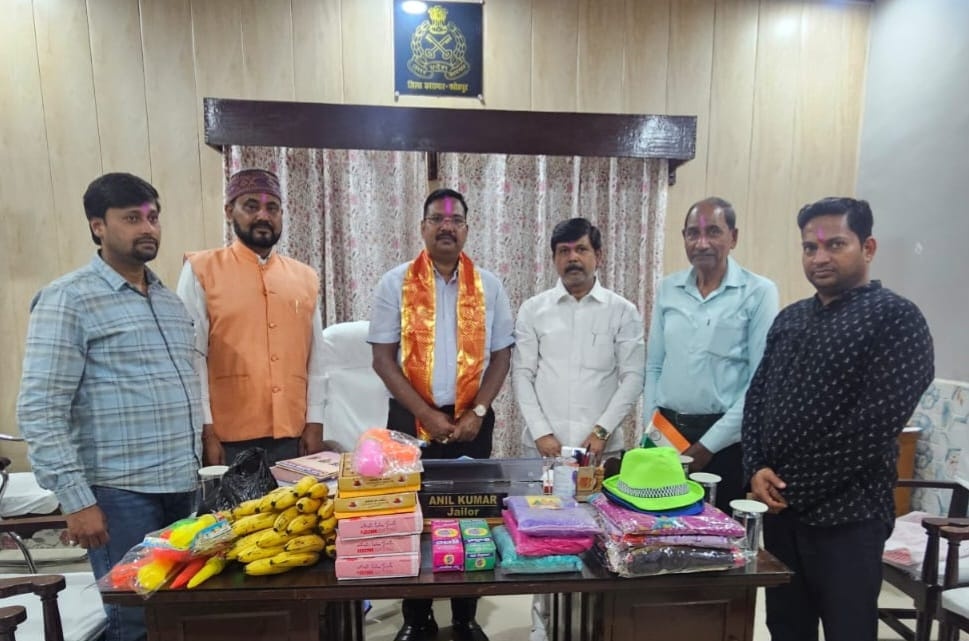 जेल अधीक्षक व जेलर को दी होली की बधाई,पहुंचाया अबीर गुलाल व गुझिया