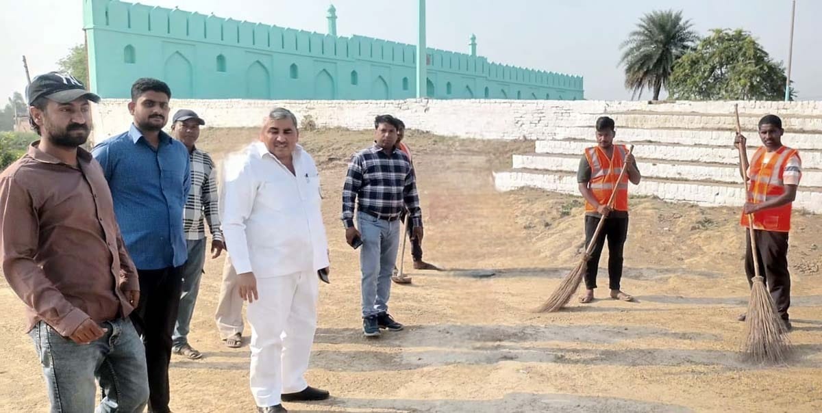 बेहतर साफ-सफाई कराए जाने के दिए निर्देश, ईदगाह का किया निरीक्षण