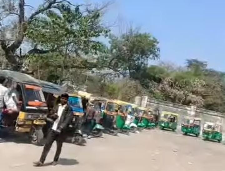 बांदा काशीराम पार्क से नगर पालिका परिषद तक ऑटो चालकों का प्रदर्शन