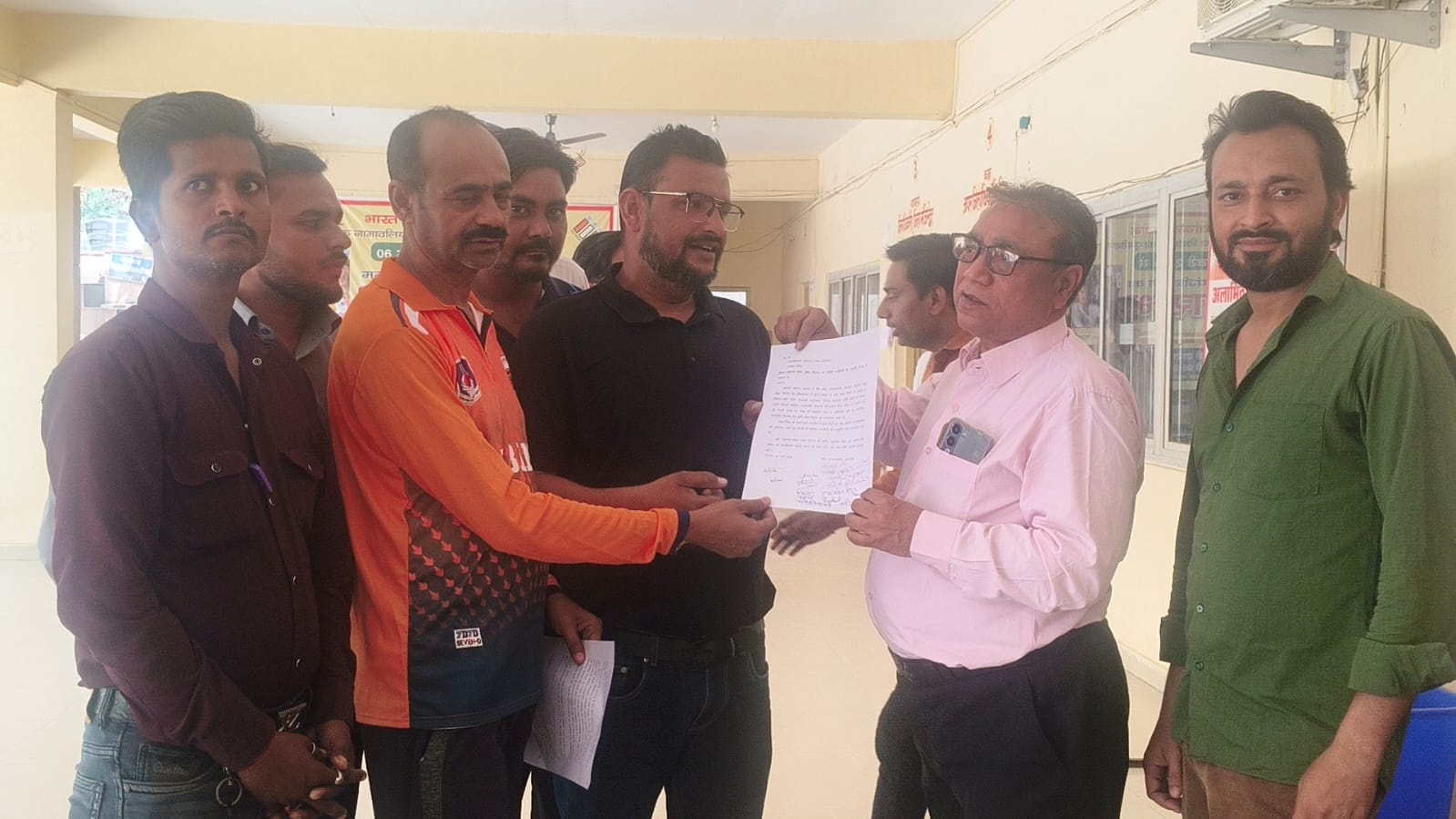  बांदा में खिलाड़ियों ने आज जिलाधिकारी को एक शिकायत पत्र सौंपा  