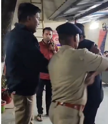 रेलवे परिसर में बैनर विवाद, पत्रकारों से दुर्व्यवहार के आरोप से मामला गरमाया