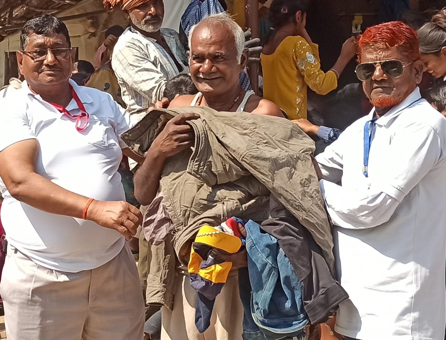 300 ग्रामीण हुए लाभान्वित जरूरतमंदों को किया वृहद गरम कपड़ा आदि का वितरण 