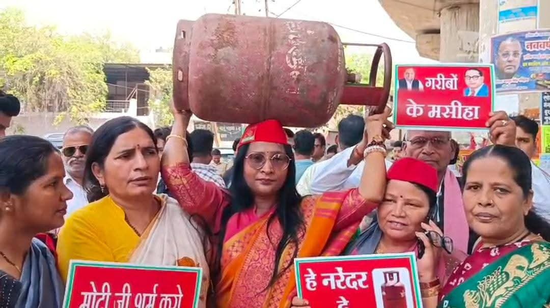 महिला सभा ने गैस सिलेंडर की कमी और बढ़ती महंगाई को लेकर राष्ट्रपति को सौंपा ज्ञापन