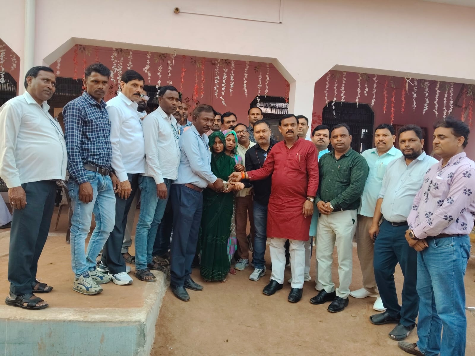 आदर्श शिक्षा मित्र संघ ने स्वयं पहुंचकर किया आर्थिक सहयोग