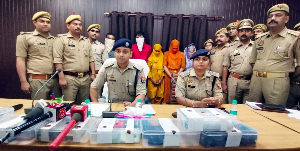पकड़े गए जालसाजों में तीन पुरूष व तीन महिलाएं शामिल